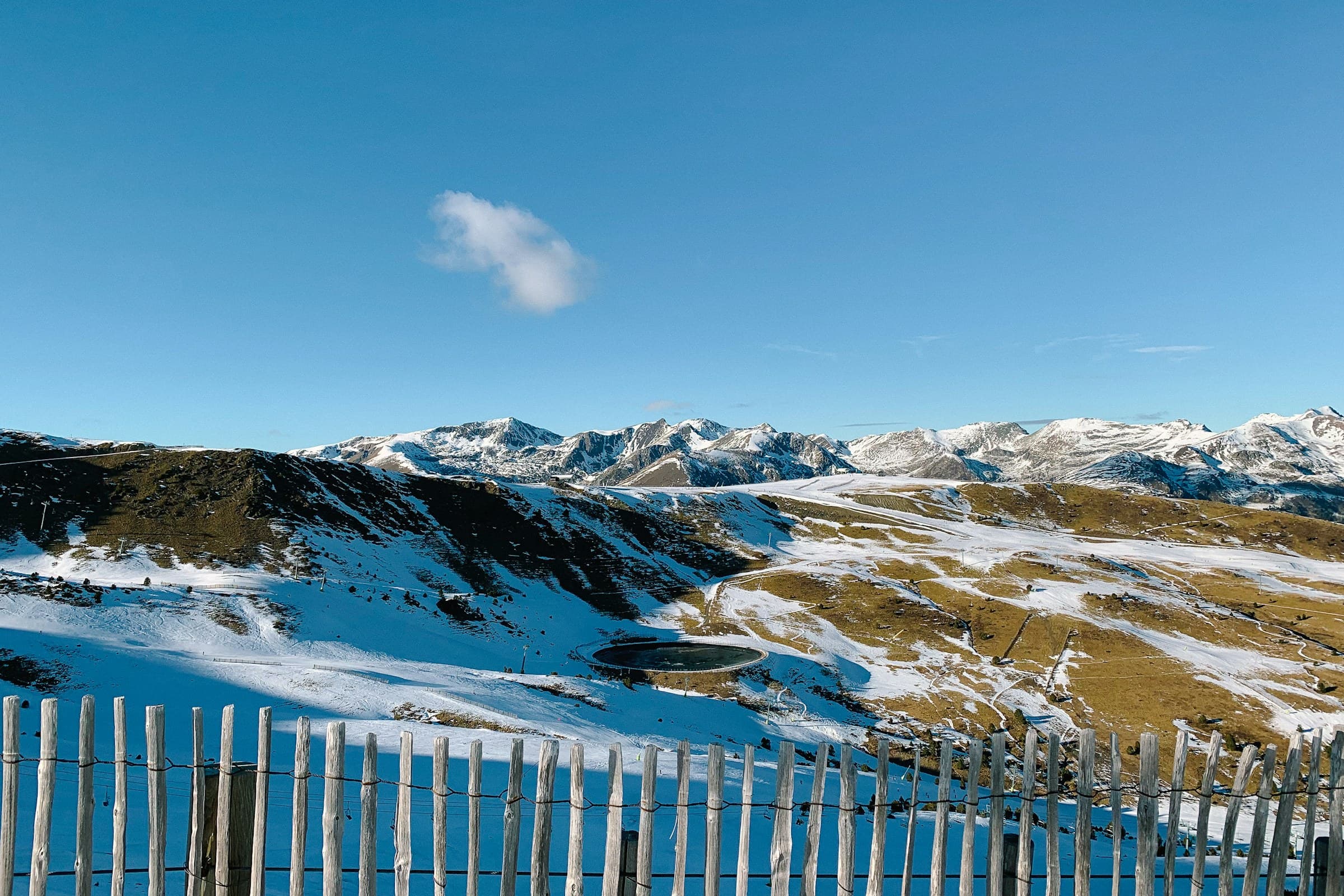 Paisatge de muntanya nevada a Andorra